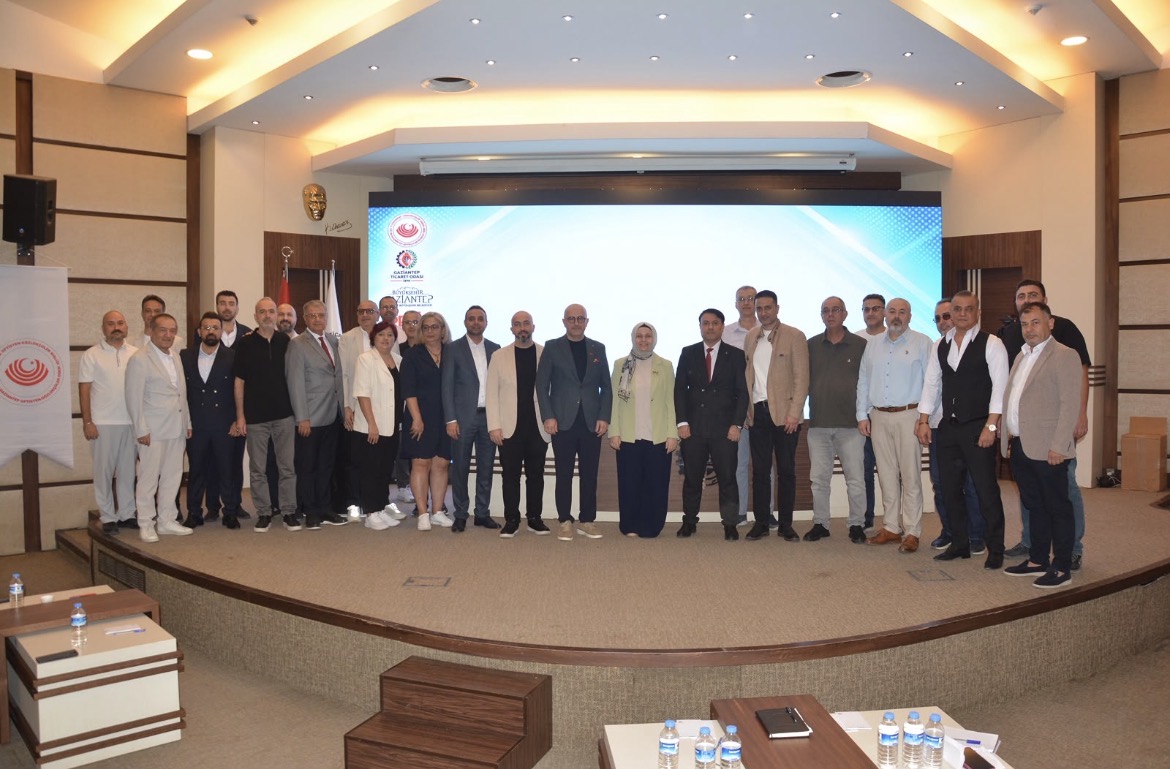 20 Eylül 2026 Gaziantep Optisyen-Gözlükçüler Eğitim Çalıştayı sahnesinde toplu katılımcı fotoğrafı